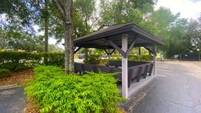 Orlando apartment for rent - Outdoor shaded Gazebo seating next to car care center