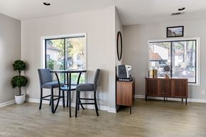 Savannah apartment for rent - A dining room with a table and chairs.