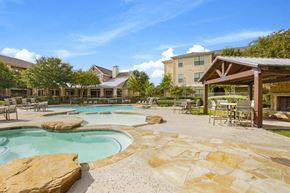 Seguin apartment for rent - Swimming pool with heated spa, tanning shelf, lounge chairs, tables with chairs and pavilion with outdoor fireplace