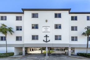 Key West apartment for rent - Apartment Building Exterior With Parking Lot
