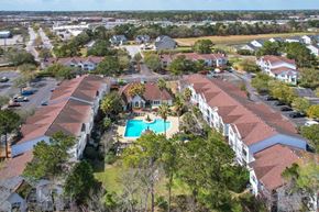 Hanahan apartment for rent - A bird's eye view of a resort with a swimming pool.