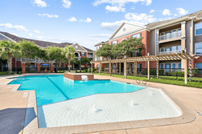 Houston apartment for rent - A large swimming pool in front of apartment buildings.
