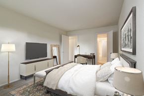Waldorf apartment for rent - a bedroom with a bed and a tv