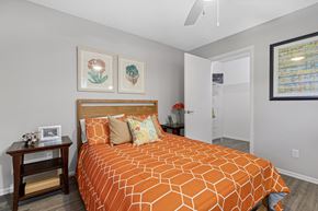 Davie apartment for rent - A bedroom with a closet and ceiling fan
