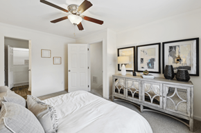 Knoxville apartment for rent - a bedroom with a large bed and a ceiling fan