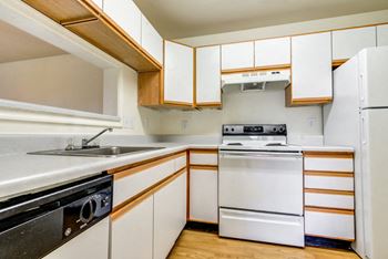Fully-equipped kitchen with dishwasher