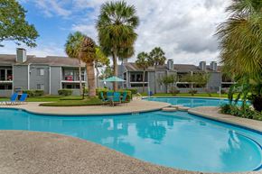 Houston apartment for rent - Swimming Pool with Tanning Deck