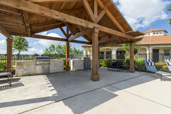 Poolside outdoor kitchen