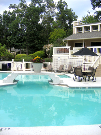 Invigorating swimming pool