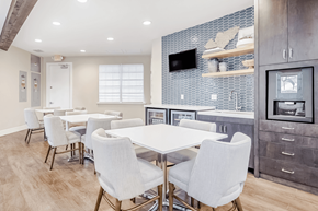 Aventura apartment for rent - a dining room with a table and chairs and a kitchen with an oven