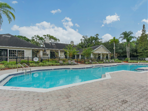 Riverview apartment for rent - Swimming pool with lounge seating