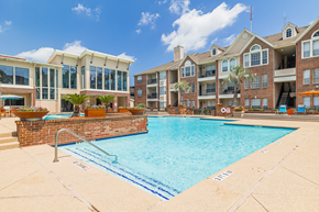 Houston apartment for rent - swimming pool with sundeck
