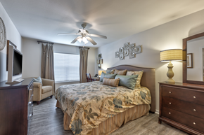 Nashville apartment for rent - A bedroom with a large bed and a ceiling fan.