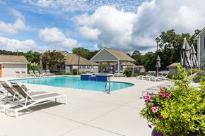 Macon apartment for rent - swimming pool with sundeck