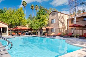 Union City apartment for rent - the swimming pool at our hotel in palm springs