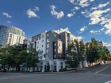 Bellevue apartment for rent - A street view of a white building with a green traffic light.