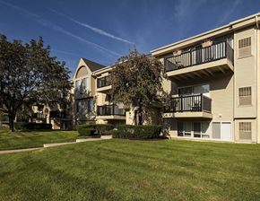 Auburn Hills apartment for rent - Property Exterior at Adams Creek, Auburn Hills, 48326