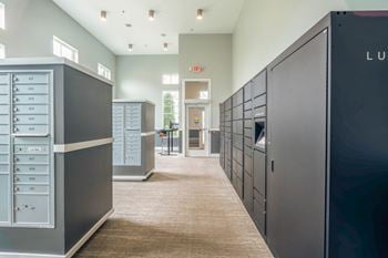 24/7 Package pick-up lockers