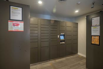 24/7 Touch-free package lockers