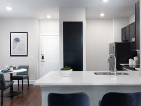 Irving apartment for rent - a kitchen and dining area in a 555 waverly unit at AVE Las Colinas, Irving