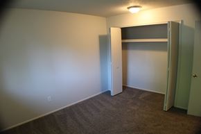 Durand apartment for rent - a bedroom with a closet and a door open