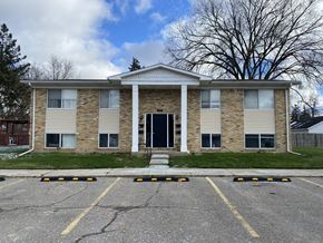 Durand apartment for rent - A building with a parking lot in front of it.