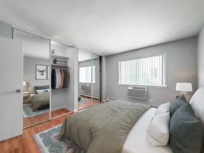 Chicago apartment for rent - a bedroom with a large bed and a large mirror