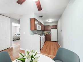 Chicago apartment for rent - a kitchen and dining area in a 555 waverly unit