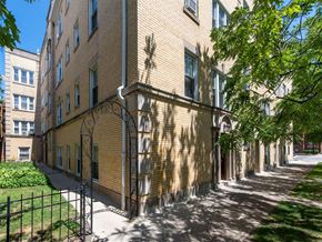 Chicago apartment for rent - Berteau Manor Exterior