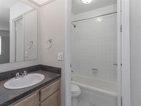 Chicago apartment for rent - Winthrop Place - Bathroom photo