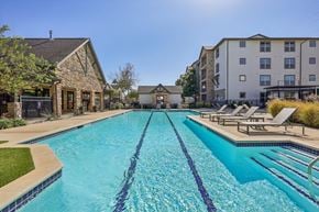Grapevine apartment for rent - large swimming pool at Vine + Vail Townhomes and Apartments, Grapevine, TX