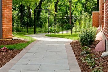Direct access to illinois prairie path
