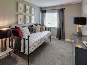 Elk Grove Village apartment for rent - a daybed in a carpeted bedroom of a Elk Grove Village apartment