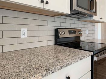 2-Bed travertine #200 (light cabinets) - kitchen backsplash