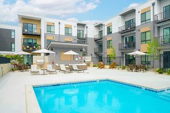 2Twenty2 - courtyard pool 3