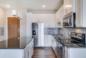 1-Bed rainier (#376) - kitchen