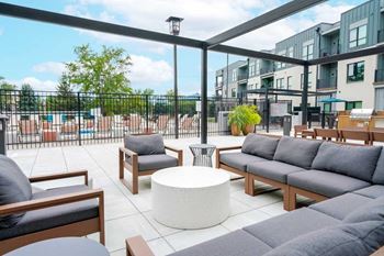Amenities - courtyard tv lounge seating