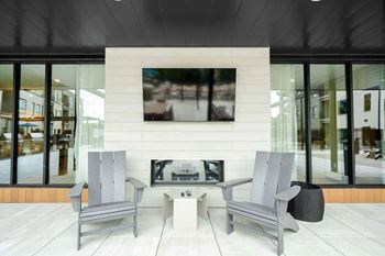 Amenities - courtyard tv lounge