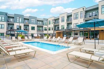 Amenities - lounge pool