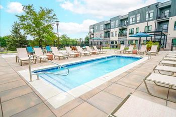 Amenities - lounge pool