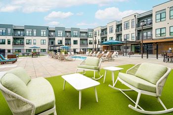 Amenities - courtyard seating
