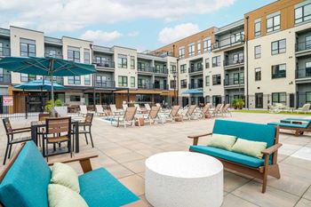 Amenities - lounge pool
