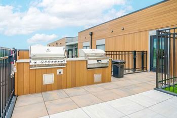Amenities - penthouse rooftop patio grills