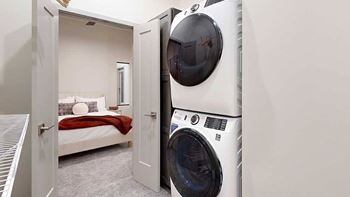 Fox studio (guest suite) - walk-in closet and laundry