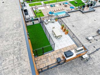 Pent house patio dog run - aerial view