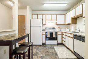 Lincoln apartment for rent - Interiors-1 bedroom apartment kitchen with room for breakfast table