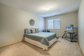 Lincoln apartment for rent - Large and spacious bedroom at Fountain Glen apartment