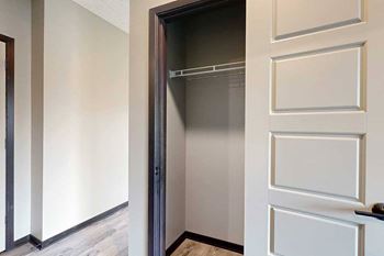 2-Bed valentina (#1001) - coat closet