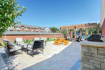 Amenities - outdoor patio & grilling stations