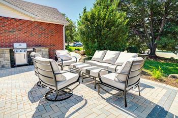 Amenities - patio seating